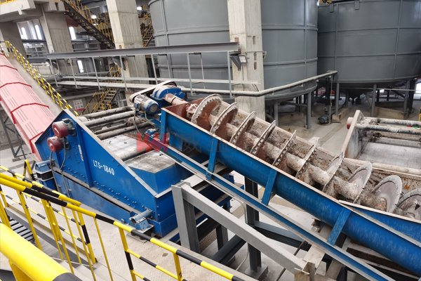 Municipal solid waste incineration bottom ash treatment system