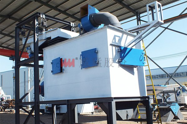 Light material separator for construction waste lines