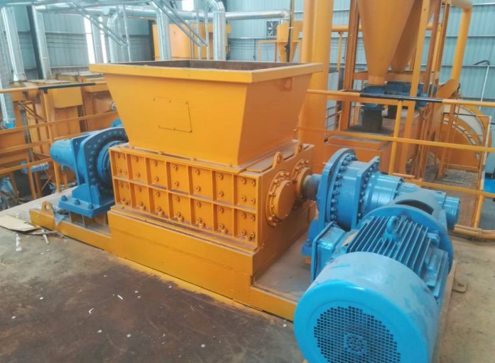 Waste lithium battery crushing system